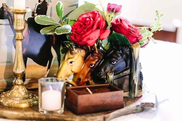 Detalhes da mesa, cavalos e velas!
