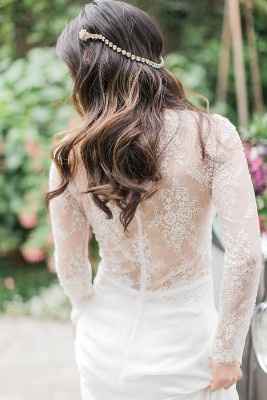 Detalhes da noiva: Tiara para trás e renda delicada do vestido