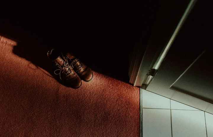 sapatos dele. 