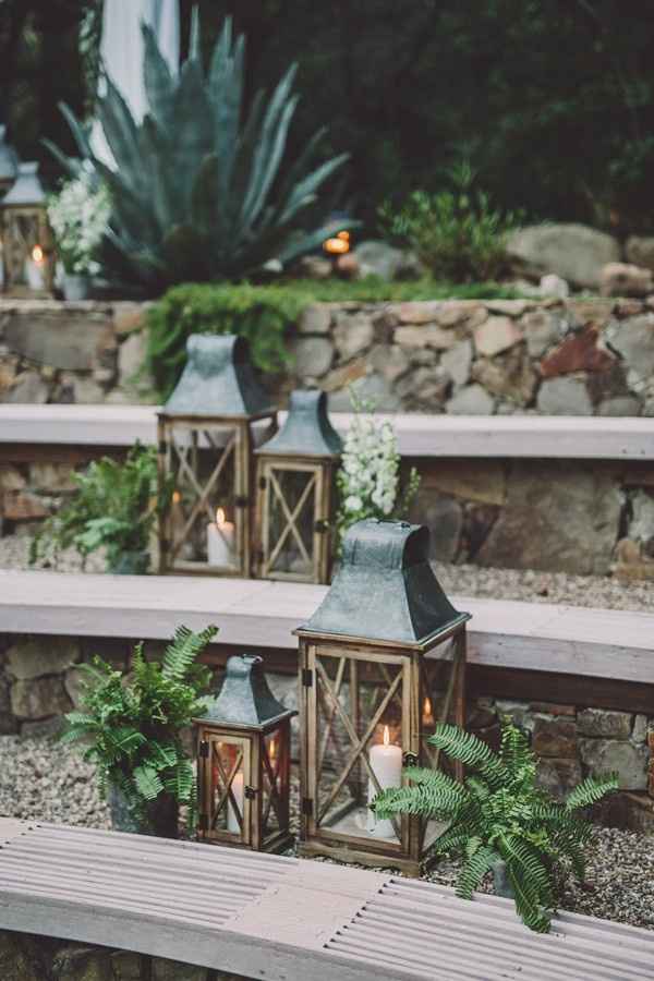 Lanternas com velas combinam bastante com esse cenário.