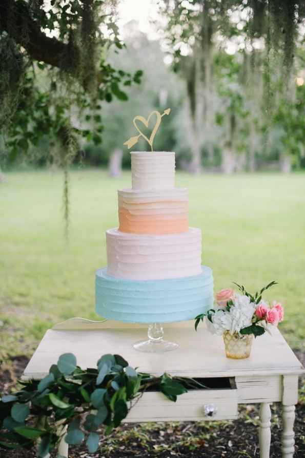 O bolo - ele trás as cores do casamento, com listras horizontais trazendo um pouco do rústico também