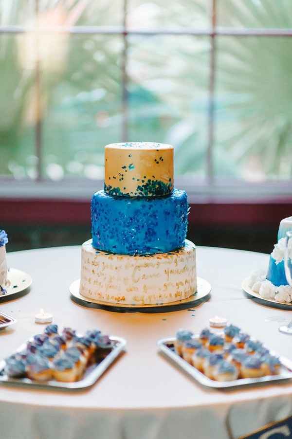 O Bolo - com as cores do casamento e compartilhou a mesa com outros docinhos.