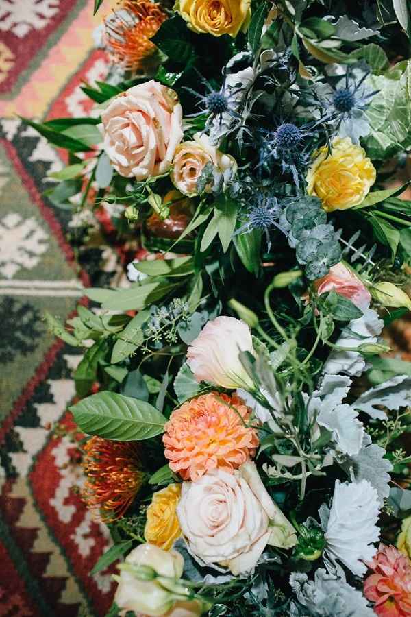 as flores, dos arranjos e que preencheu o local deixando a decoração ainda mais bonita!