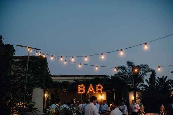 O letreiro luminoso para indicar o bar é uma opção para deixar ainda mais bonita a decoração.