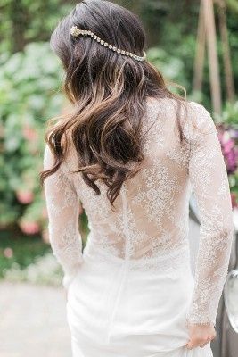 Detalhes da noiva: Tiara para trás e renda delicada do vestido