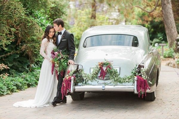 Elegância e sofisticação: reparem nessa composição linda do carro e nos noivos(modelos rsrs) 