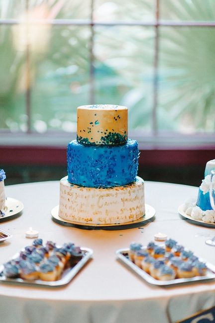 O Bolo - com as cores do casamento e compartilhou a mesa com outros docinhos.