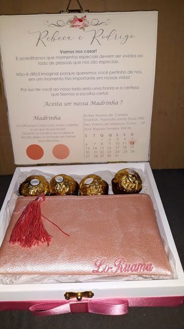 CAIXA SOLTEIRAS ( debaixo da necessaire PERFEITA LINDA DEMAIS DELICADA  tem um pincel de maquiagem) 