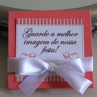 Achei esse foto. Pode colocar uma foto do casal, ou um pedaço de espelho..