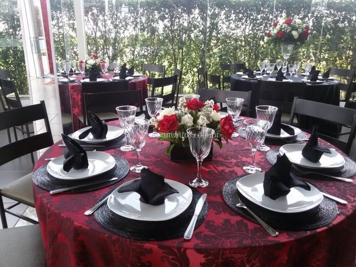 Minha decoração vai ser assim, meus convites são preto e fita marsala