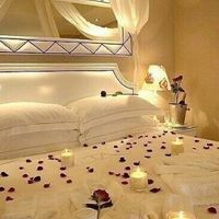 Rosas, velas aromáticas e espelhos... Ambiente especial para que o amor floresça