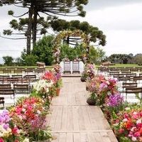 Madeira de caminho e flores coloridas para acompanhar