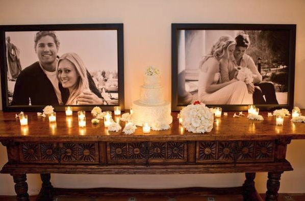 mesa do bolo com fotos e velas