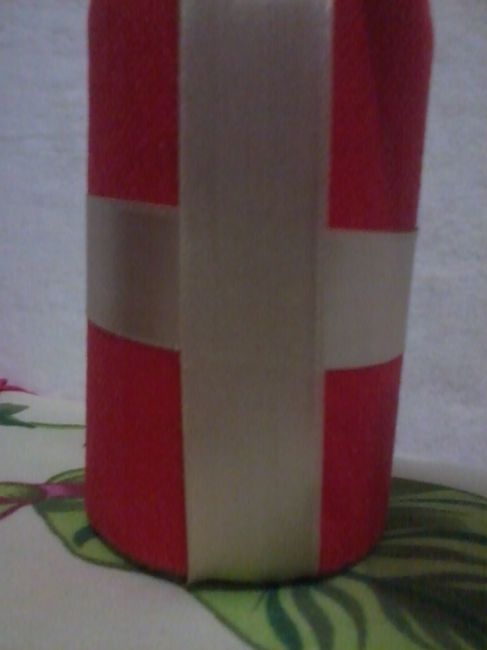 A imagem abaixo e de uma latinha de cerveja reciclada com tnt e fita de cetim.
