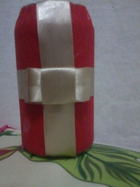 A imagem abaixo e de uma latinha de cerveja reciclada com tnt e fita de cetim.