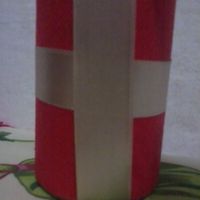 A imagem abaixo e de uma latinha de cerveja reciclada com tnt e fita de cetim.