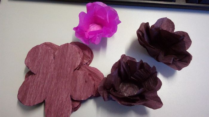 Forminhas na base e já prontas... a rosa é de papel seda, as marrons de crepom, eu preferi o crepom.