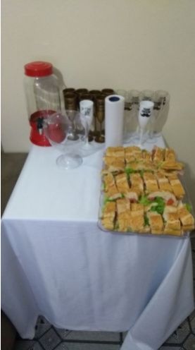 Mesa com as comidinhas