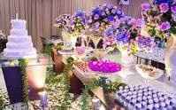 Mesa de bolo e doces. Olhem essas flores!