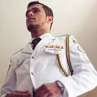 Qual a cor da roupa do noivo? - 1