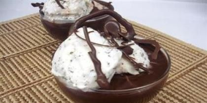 sorvete: Flocos seeempre, com bastante cobertura de chcolate **