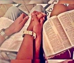Lê a biblia juntos