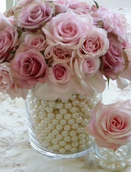 Os tons de flores serão assim: Rosas nas cores rosa, branca, amarelo