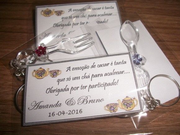Chaveiro em forma de colher e garfo, com a tag gratuita.