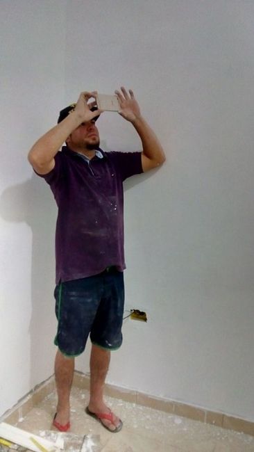 Noivinho com a mão na massa, e orgulhoso fotografando seu trabalho rsrs