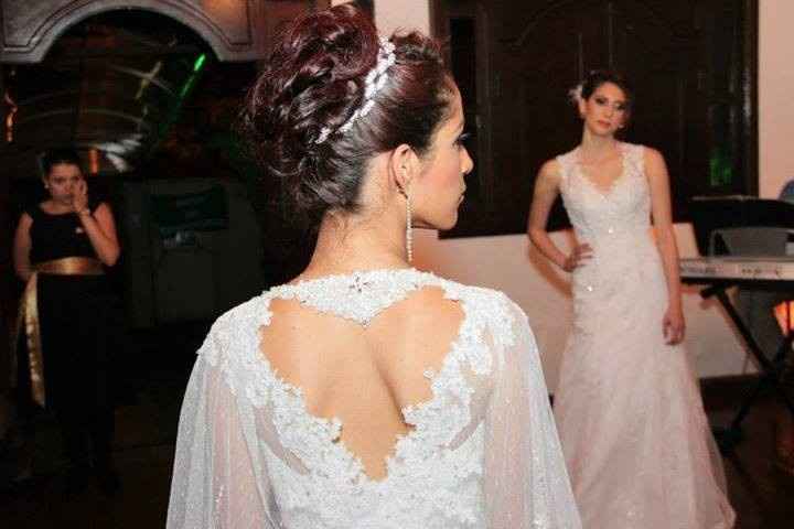 Detalhes das costas e do penteado (Photo by Leandro Photo)