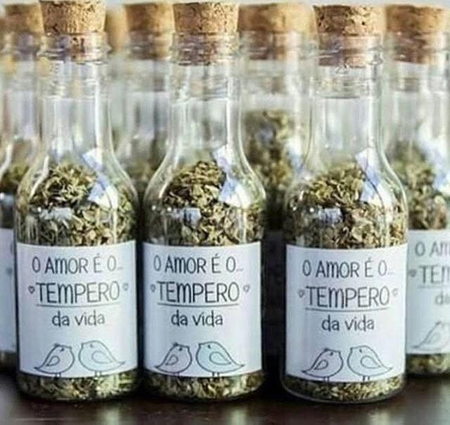 Garrafinhas com temperos diversos 