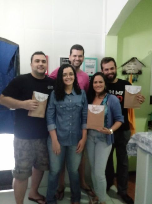 Entregamos as sacolinhas dos nossos padrinhos. Gratidão! - 2