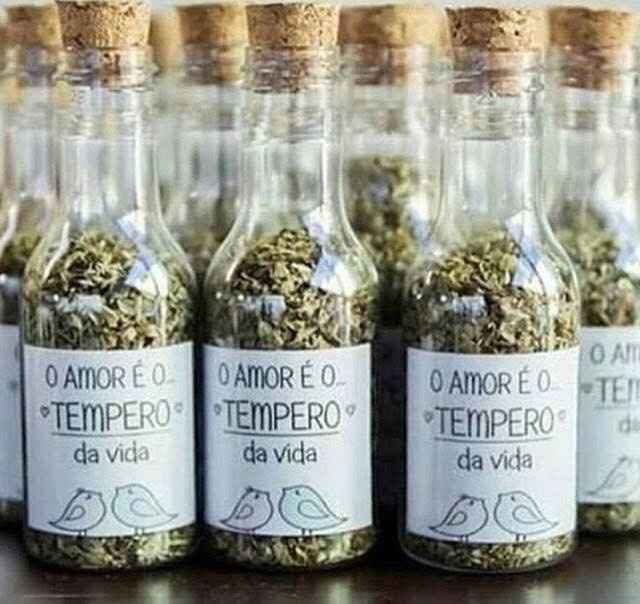 Garrafinhas com temperos diversos 