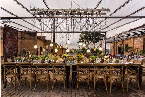 Trabalha uma estrutura de ferro com madeira