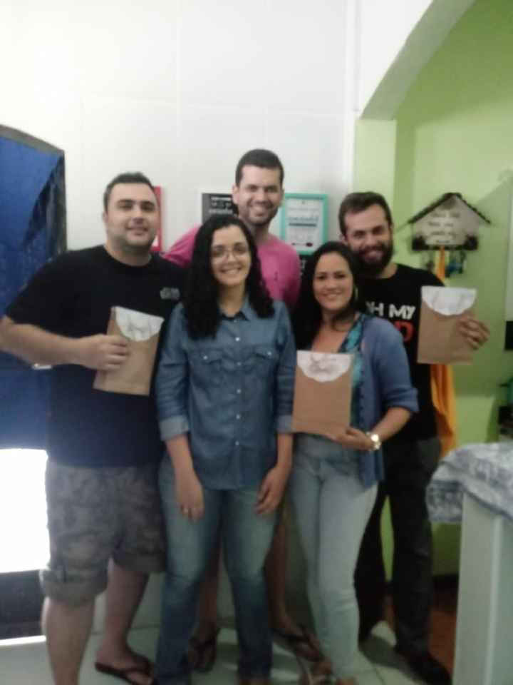 Entregamos as sacolinhas dos nossos padrinhos. Gratidão! - 2
