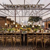 Trabalha uma estrutura de ferro com madeira