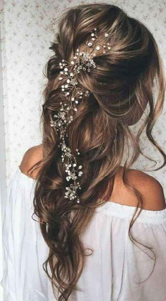 Fio de pedras, não sei como chama. Fiz o teste de penteado com ele e p no meu cabelo não gostei.  Qu