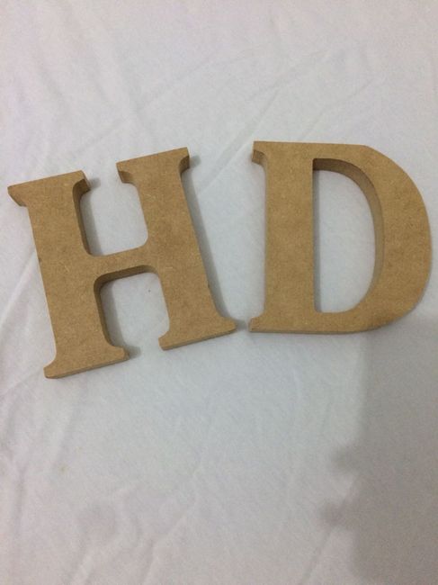 letras em MDF cru, ainda não pensei o que farei, se pinto, se colo flores...