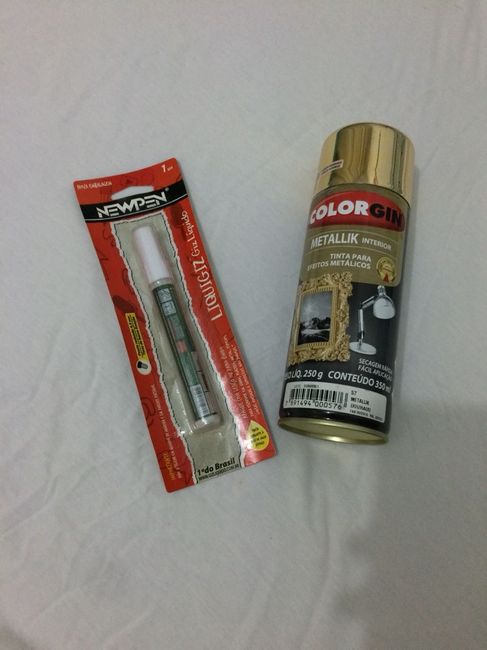 giz líquido para escrever na lousinha, tinta spray dourada para pintar garrafinhas