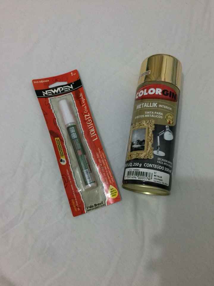 giz líquido para escrever na lousinha, tinta spray dourada para pintar garrafinhas