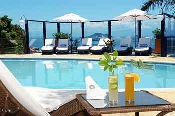 Espaço de lazer com piscinas e etc...
