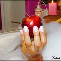 Mostrando as unhas.