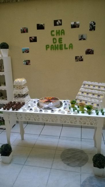 mesa do bolo, com o bolo!