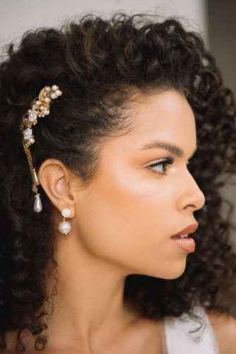 Flor igual do buquê ou grinalda de pérola para complementar o penteado? - 1