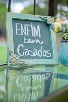 Na mesa dos bem casados, quero uma lousinha nesse estilo.