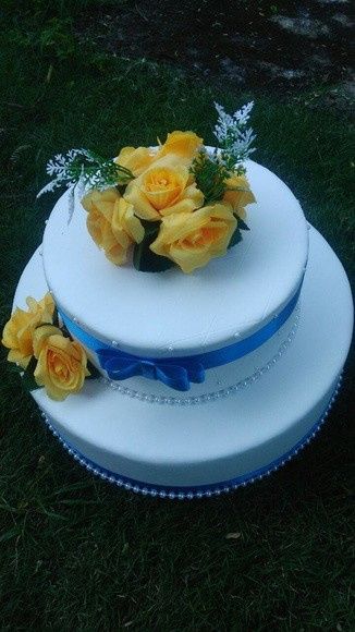 o misto com flores e fitas amarelo e azul