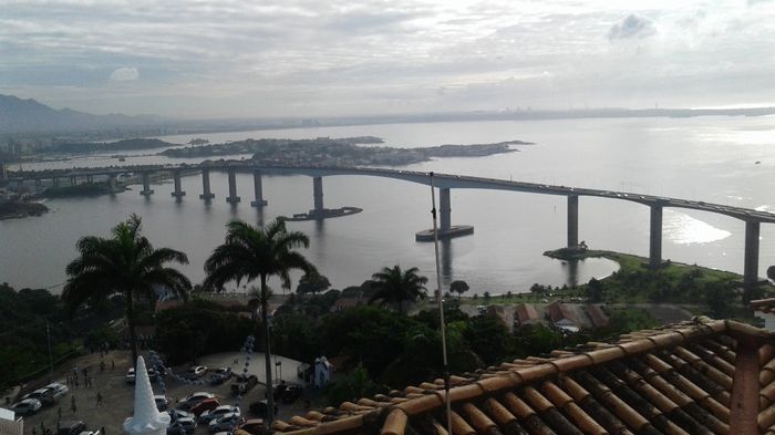 vista da ponte que atravessa vila velha e vitoria