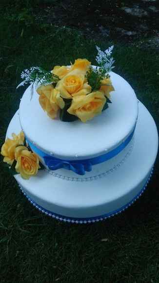 o misto com flores e fitas amarelo e azul
