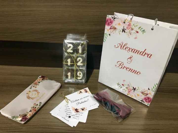Dentro das bolsas havia a necessaire, a gravata e uma caixinha transparente com 6 bombons recheados 