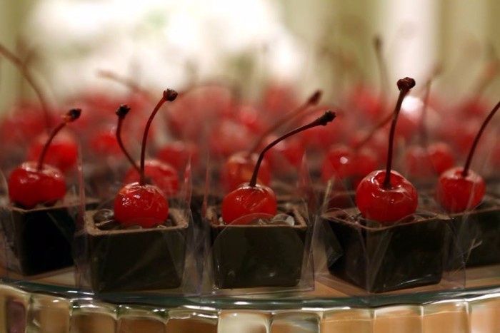 copinhos de mousse de chocolate com cereja